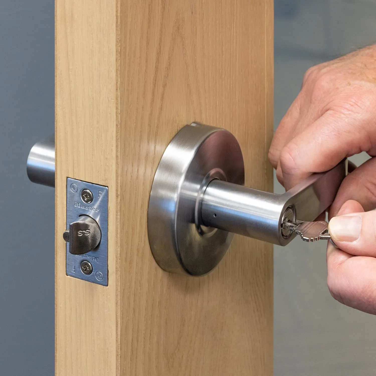 Master Lock Keyed Entry Door Lock, Brushed Chrome Finish Commercial Door Handle, Interior or Exterior Lever Style Locking Door Handle, SLCHKE26D
